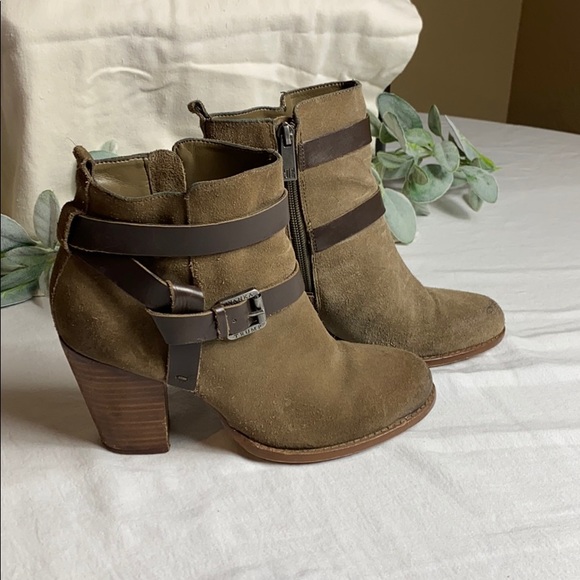 Ivanka Trump Shoes - Ivanka Trump women’s brown zip up booties